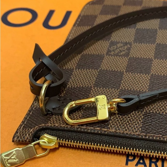 Authentic NEW Louis Vuitton Neverfull red damier pouch - Picture 8 of 10